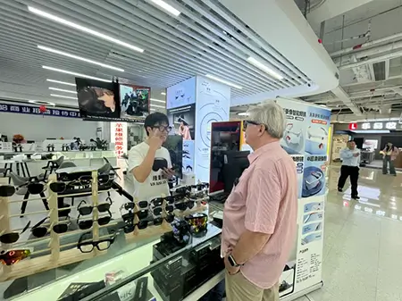 Foreign buyers at SEG Market-1